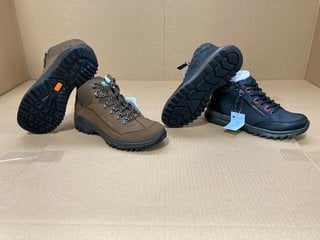 PAVERS LEATHER AND FABRIC TRIM LACE UP BOOTS IN BLACK SIZE: 5 TO INCLUDE SCARPA CYRUS MID GTX LACE UP BOOTS IN BROWN SIZE: 6.5: LOCATION - E9