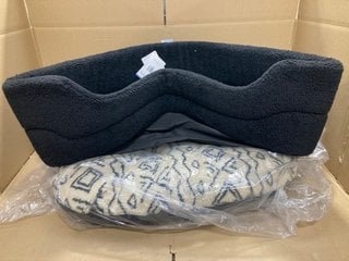 2 X ASSORTED LARGE HIGH BACK AND FLAT PET BEDS IN BLACK AND PATTERNED BEIGE: LOCATION - E13