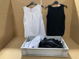 QTY OF ASSORTED KLASS WOMENS CLOTHING TO INCLUDE 2 X SLEEVELESS TEXTURED ROUND NECK TOPS IN WHITE SIZE: M AND L: LOCATION - E15