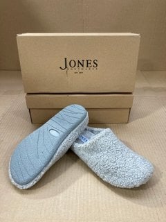 2 X JONES BOOT MAKERS WOMENS FEMIE OPEN BACK SLIPPERS IN GREY SIZE: 5: LOCATION - E16