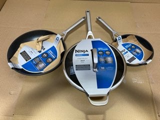 3 X ASSORTED NINJA COOKING PANS TO INCLUDE ZERO STICK 28CM WOK: LOCATION - E17