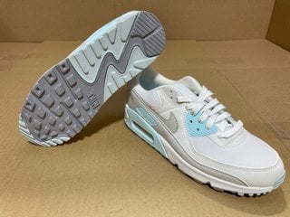 NIKE AIR MAX LACE UP TRAINERS IN LIGHT GREY AND LIGHT BLUE SIZE: 7: LOCATION - E17