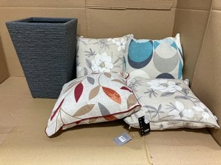 BOX OF 4 ASSORTED PATTERN HOUSE HOLD PILLOWS TO INCLUDE MEDIUM SIZED PLASTIC PLANTER IN DARK GREY: LOCATION - E17