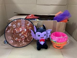 BOX OF ASSORTED CHILDREN'S HALLOWEEN ITEMS TO INCLUDE MULTIPACK OF FRIGHT ZONE COMPLETE MAKE UP KITS: LOCATION - F17