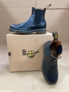 DR MARTENS 2976 YS SLIP ON HIGH BOOTS IN BLACK SIZE: 7 - RRP - £170: LOCATION - F16