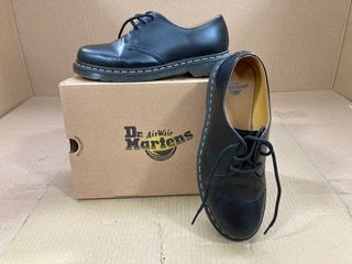 DR MARTENS 1461 LEATHER LACE UP SHOES IN BLACK SIZE: 9 - RRP - £140: LOCATION - F16