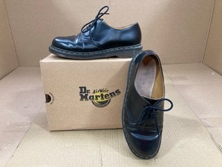 DR MARTENS VINTAGE 1461 LEATHER LACE UP SHOES IN BLACK SIZE: 7 - RRP - £190: LOCATION - F16