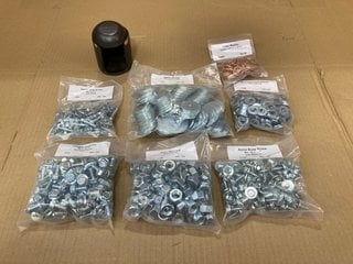 BOX OF ASSORTED STAINLESS STEEL ITEMS TO INCLUDE 100 PER PACK ACME BODY SCREWS C/W WASHER: LOCATION - F15