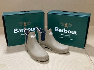 2 X BARBOUR WILTON SLIP ON WELLIES IN SAND SIZE: 6 AND 7: LOCATION - F14