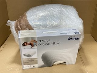 MEMORY FOAM MATTRESS IN WHITE (NOT SIZED) TO INCLUDE TEMPUR ORIGINAL BED PILLOW: LOCATION - F13