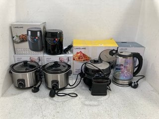 5 X ASSORTED KITCHEN APPLIANCES TO INCLUDE BELGIAN FLIP WAFFLE MAKER , 2 X 1.5L SLOW COOKERS: LOCATION - F7