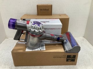 QTY OF ASSORTED ITEMS TO INCLUDE DYSON HANDHELD VACUUM CLEANER APPLIANCE: LOCATION - E2