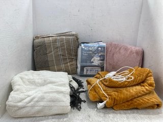 5 X ASSORTED BEDDING ITEMS TO INCLUDE STAY SNUG HEATED THROW IN CHEVRON: LOCATION - F3