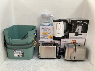 5 X ASSORTED HOUSE HOLD ITEMS TO INCLUDE CITRUS JUICER , 2 SLICE TOASTER , RAPID TOASTER: LOCATION - F1