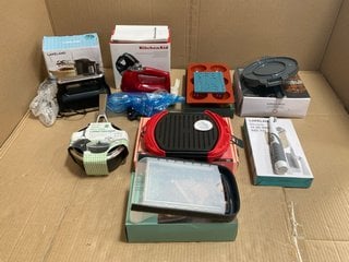 QTY OF ASSORTED KITCHEN ITEMS TO INCLUDE TORTILLA PRESS, HAND MIXER , ANIMAL CAKE MOULD: LOCATION - G0