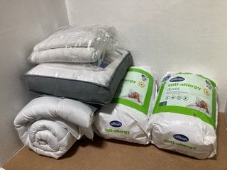 QTY F ASSORTED BED ITEMS TO INCLUDE 2 X SINGLE AND SUPER KING SIZE ANTI ALLERGY DUVETS: LOCATION - G8