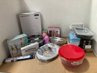 QTY OF ASSORTED HOUSE HOLD ITEMS TO INCLUDE BABY BATH SEAT , JOSEPH JOSEPH SIPP TRAVEL MUG WITH FLIP TOP CAP: LOCATION - H16