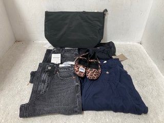 QTY OF ASSORTED WOMENS CLOTHING TO INCLUDE STRADIVARIUS STRAIGHT WIDE LEG DENIM JEANS IN GREY SIZE: 34'': LOCATION - H15