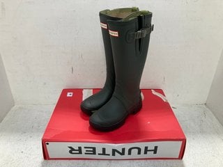 HUNTER STANDARD HIGH WELLIES IN DARK GREEN SIZE: 5: LOCATION - E3