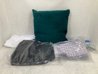 5 X ASSORTED HOUSE HOLD ITEMS TO INCLUDE VELVET COVER SOFA CUSHION IN DARK GREEN: LOCATION - E4