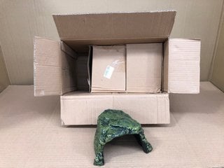 BOX OF 3 AQUARIUM FLOOR DECORATIONS IN GREEN AND BLACK: LOCATION - H9