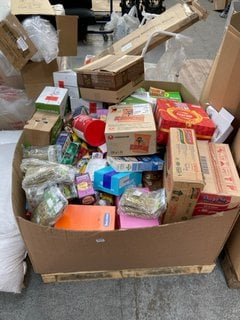 PALLET OF ASSORTED FOOD ITEMS TO INCLUDE STEWARTS SCOTLAND CHOCOLATE CHUNK SHORTBREAD BISCUITS ( B.B DATE 30.4.2025 ): LOCATION - A4 (KERBSIDE PALLET DELIVERY)