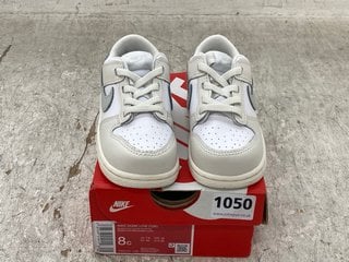 NIKE KIDS DUNK LOW TRAINERS IN WHITE UK SIZE 7.5: LOCATION - D7