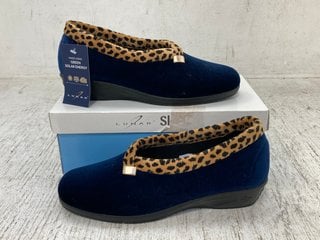 LUNAR WOMENS AT HOME FAUX FUR SLIPPERS IN NAVY & LEOPARD PRINT - UK SIZE 8: LOCATION - D4