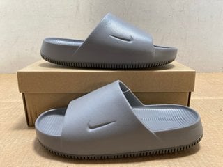 NIKE UNISEX CALM SLIDE FLAT PEWTER - UK SIZE: M - 10 / W - 9.5: LOCATION - A7