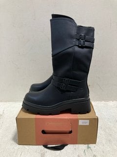 HEAVENLY FEET WOMENS BLACK BOOTS - UK SIZE: 8: LOCATION - A11