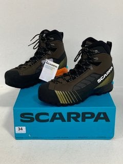 SCARPA RIBELLE LITE HD MOUNTAINEERING BOOTS IN COCOA/MOSS UK SIZE 10 - RRP £308: LOCATION - FRONT BOOTH