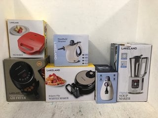 6 X HOUSEHOLD ITEMS TO INCLUDE DIGITAL SOUP MAKER AND HANDHELD STEAMER: LOCATION - B3