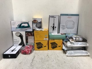 BOX OF HOUSEHOLD ITEMS TO INCLUDE UNDER BED VACUUM TOTE AND MINI WAFFLE MAKER: LOCATION - B2