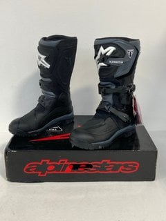 ALPINESTARS X TRIUMPH COROZAL DRYSTAR MOTORCYCLE BOOTS IN BLACK UK SIZE 10 - RRP £300: LOCATION - FRONT BOOTH