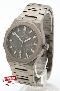 MENS BERNARD REINHARDT AUTOMATIC WATCH. FEATURING A GREY METEORITE DIAL, GREY BEZEL, STAINLESS STEEL CASE, W/R 5ATM, GLASS BACK, STAINLESS STEEL BRACELET. COMES WITH A WOODEN PRESENTATION CASE: LOCAT