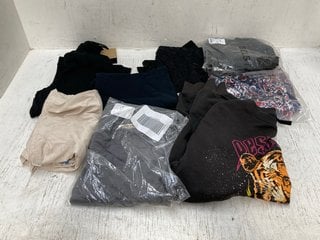 QTY OF ASSORTED WOMENS CLOTHING IN VARIOUS SIZES TO INCLUDE H & M BROWN SWEATSHIRT WITH TIGER DESIGN - UK SIZE: SMALL: LOCATION - B7