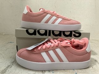 ADIDAS WOMENS TRAINERS IN WHITE AND PINK - UK SIZE: 5: LOCATION - C15