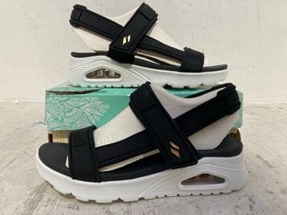 SKETCHERS VEGAN YOGA FOAM WOMENS SPORT SANDALS IN WHITE AND BLACK - UK SIZE: 5: LOCATION - C15