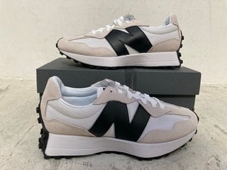 NEW BALANCE UNISEX TRAINERS IN BLACK AND WHITE - UK SIZE: 7: LOCATION - C15