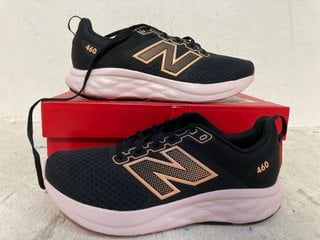 NEW BALANCE UNISEX RUNNING TRAINERS IN BLACK - UK SIZE: 7: LOCATION - C15