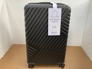 MEDIUM HARD SHELL WHEELED SUITCASE IN GREY: LOCATION - C15