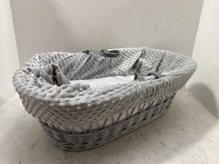 CLAIR DE LUNE MOSES BASKET IN GREY: LOCATION - D15