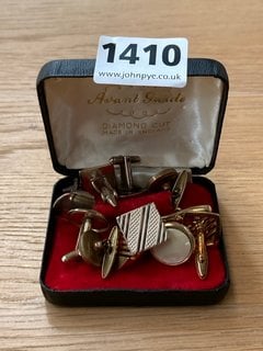 A COLLECTION OF VINTAGE CUFFLINKS: LOCATION - CR