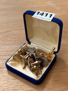 A COLLECTION OF VINTAGE CUFFLINKS: LOCATION - CR