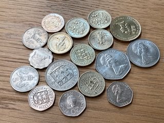 VINTAGE BRITISH COLLECTABLE COINS TO INCLUDE 5P, £2, SIX X £1 ETC: LOCATION - CR