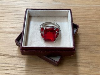 A STONE SET STERLING SILVER RING IN A VINTAGE BOX: LOCATION - CR