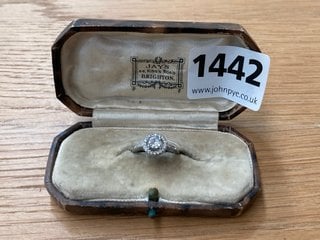 A STONE SET STERLING SILVER RING IN A VINTAGE BOX: LOCATION - CR