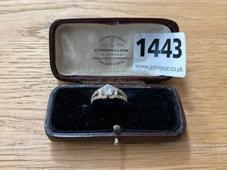 A STONE SET STERLING SILVER RING IN A VINTAGE BOX: LOCATION - CR