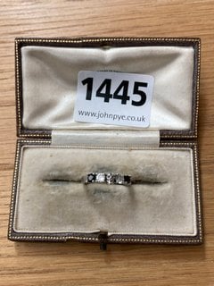 A STONE SET STERLING SILVER RING IN A VINTAGE BOX: LOCATION - CR