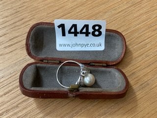 A STONE SET STERLING SILVER RING IN A VINTAGE BOX: LOCATION - CR